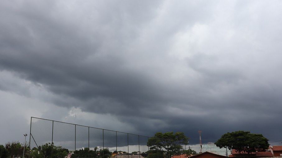 Umidade provoca tempo nublado e chuva em Vinhedo