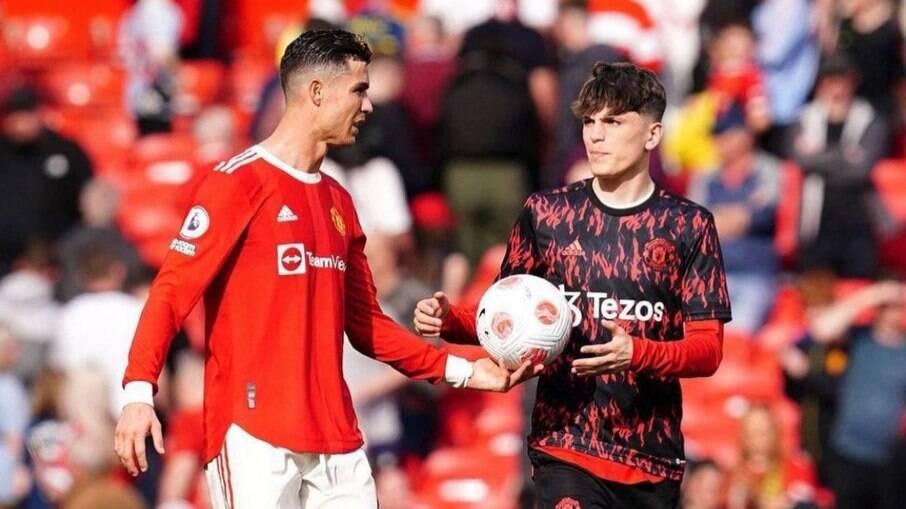 Cristiano Ronaldo presenteia jovem do Manchester United após hat-trick