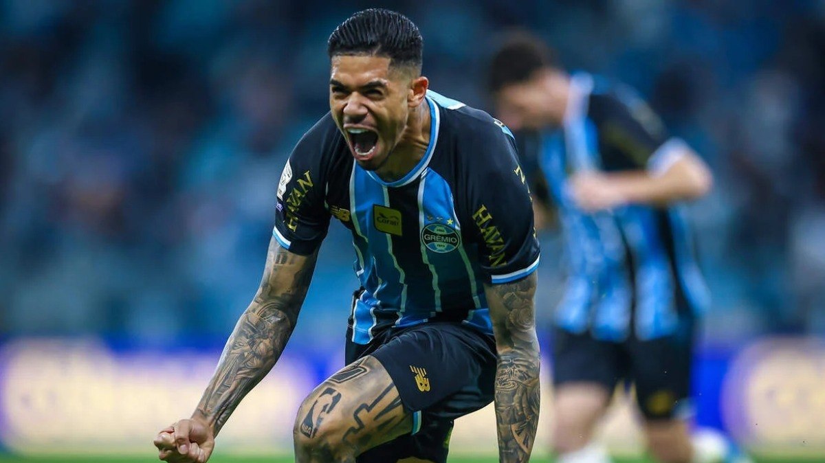 Diego%20Caito%20se%20lesiona%20e%20deixa%20jogo%20do%20Gr%C3%AAmio%20