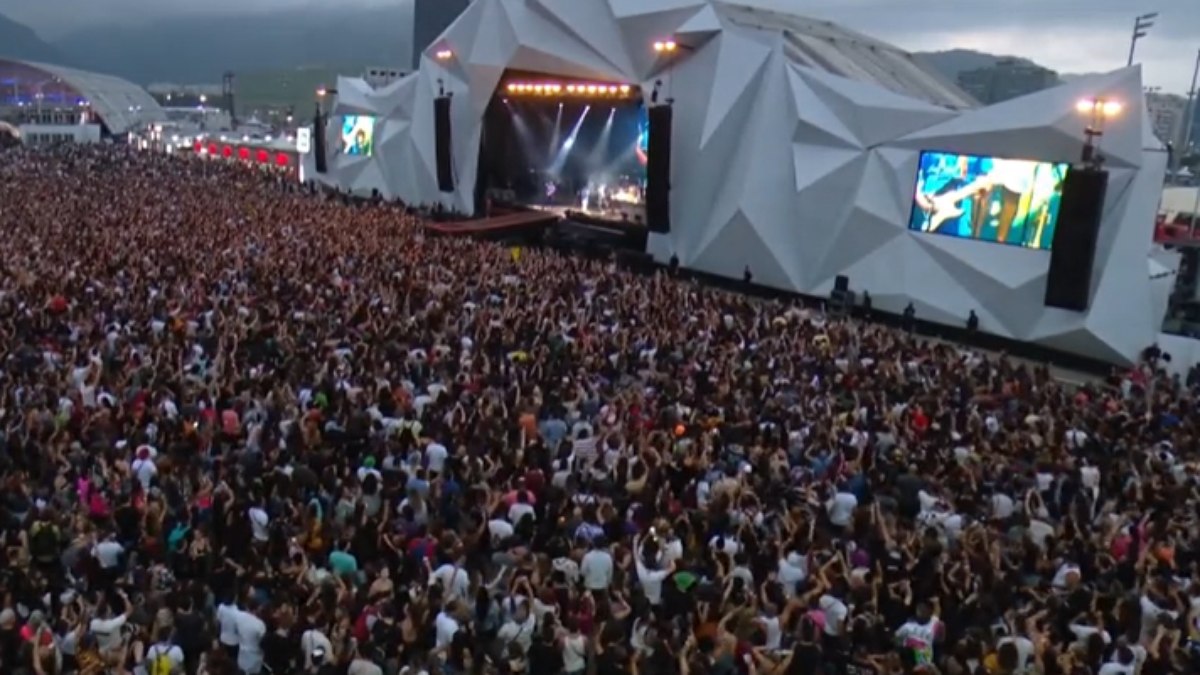 Banda aproveitou coro contra presidente da República para tocar música do candidato do PT