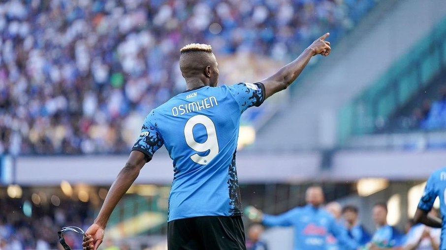 Osimhen tem contrato com o Napoli até o meio de 2025 Osimhen tem contrato com o Napoli até o meio de 2025