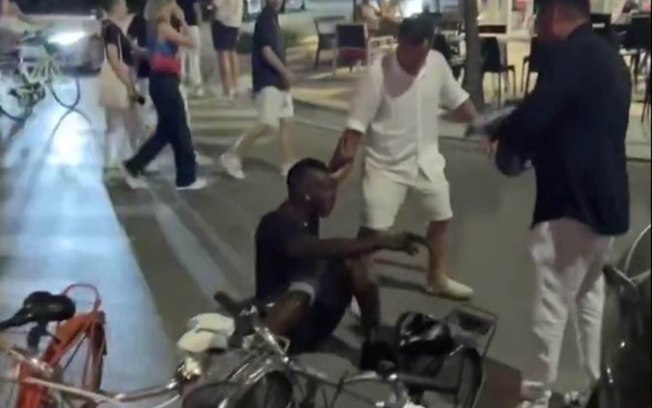 Balotelli caído em rua na Itália aparentemente sob efeito de embriaguez