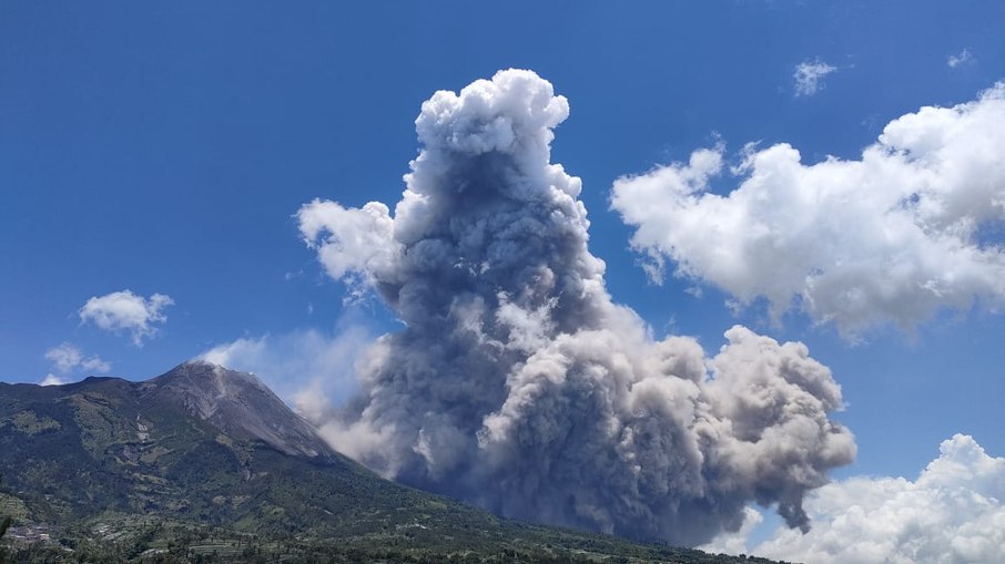 Vulcão Merapi entra em erupção na Indonésia