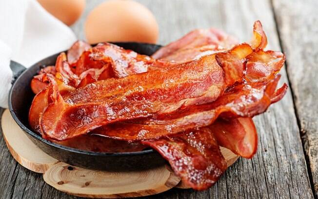 Acionar o bacon na dieta pode parecer algo estranho, mas a gordura desse alimento pode trazer benefícios 