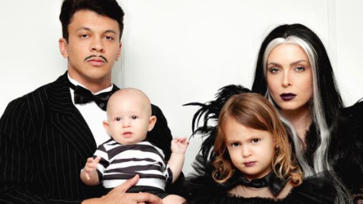 Julio Cocielo, Tata Estanieck e Bia Cocielo vestidos de Família Addams para o mêsversário de 5 meses de Caio Cocielo 