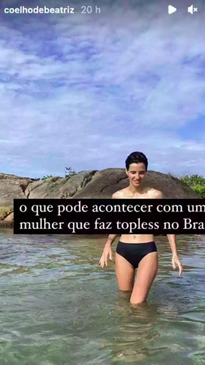 Mulher leva os cachorros para passear com seios de fora e é presa | Flipar  | iG