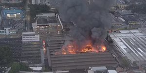 Grande incêndio em Diadema (SP) mobiliza 24 equipes de bombeiros