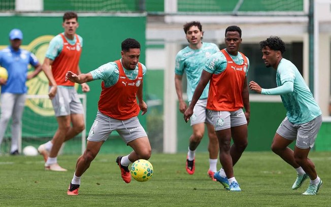 Vitor Roque conduz a bola em treino do Palmeiras