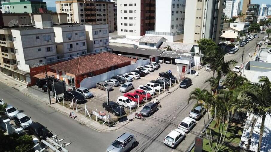 Muita gente não sabe, mas estacionar o carro na esquina pode levar a multa de R$ 130,16 e mais 4 pontos na CNH