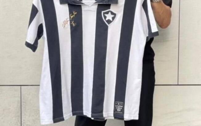 Luís Castro posa com a camisa do Botafogo: “Pronto para iniciar a caminhada”