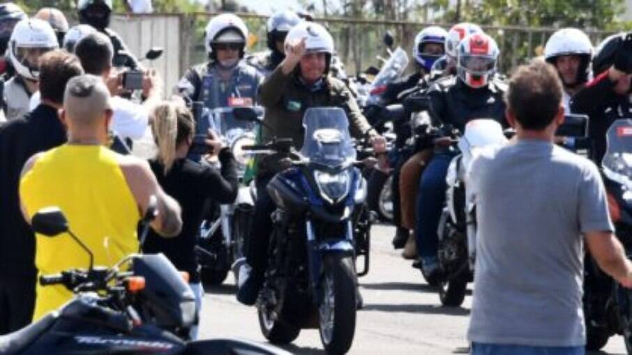 Sem máscara, Bolsonaro faz passeio de moto em homenagem ao Dia das Mães