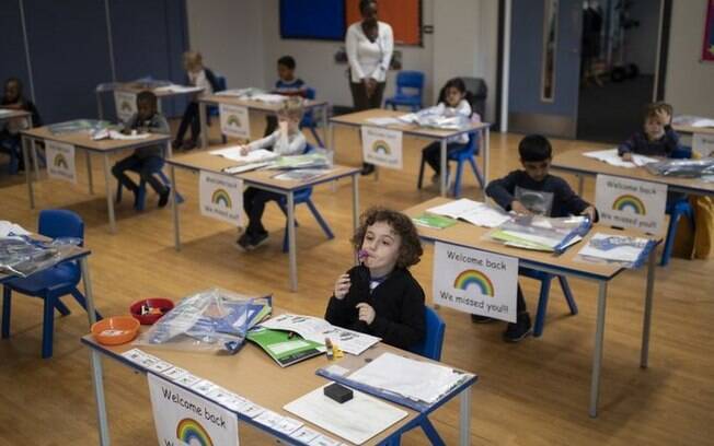 Carteiras viradas para frente, em vez de todos sentados juntos no chão: o novo formato na educação infantil