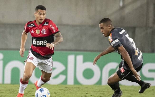 Flamengo volta a vencer o ABC em jogo de polêmica no VAR e avança na Copa do Brasil