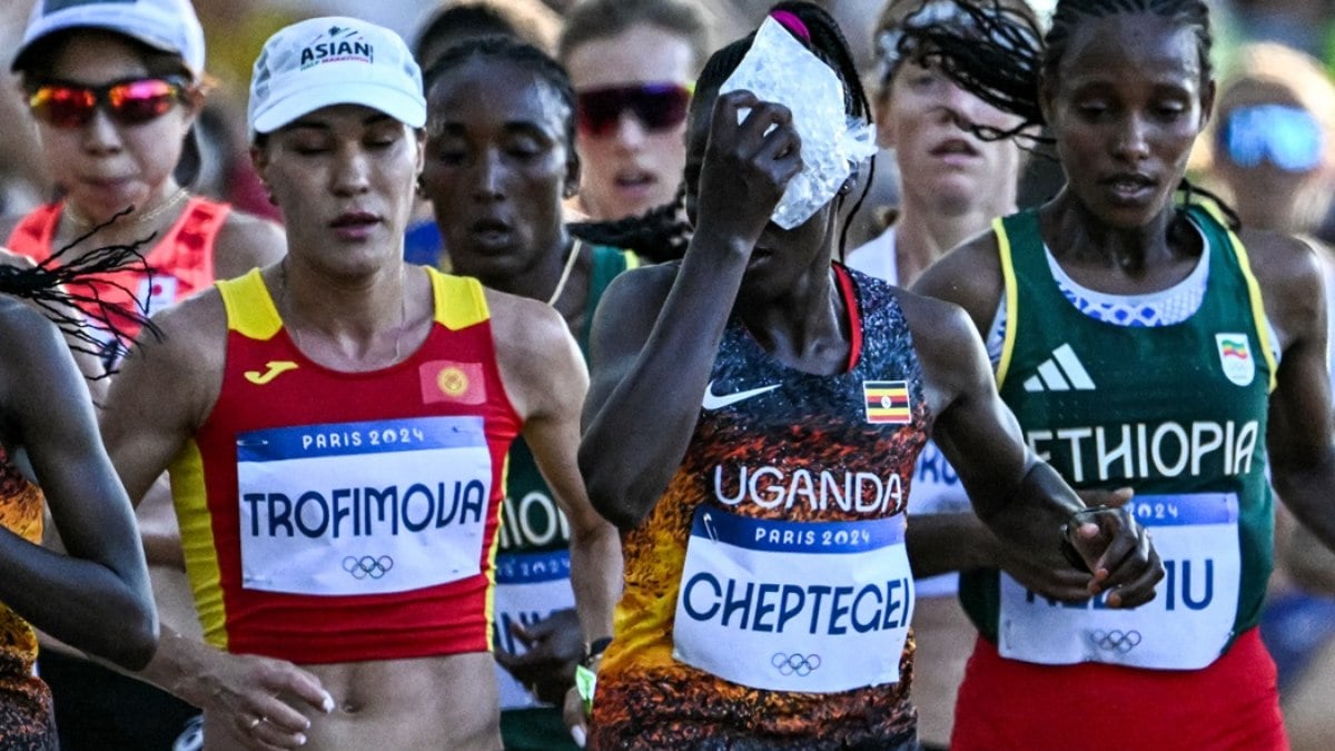 Rebecca Cheptegei leva um saco de gelo ao rosto durante maratona nos Jogos Olímpicos de Paris