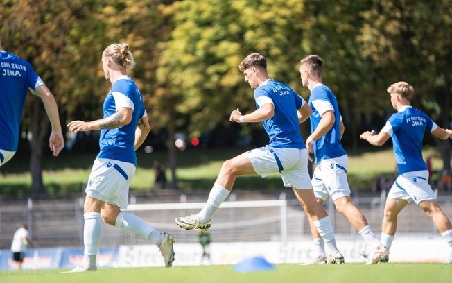 Jogadores do Carl Zeiss Jena em preparação para duelo da Copa da Alemanha contra o Leverkusen