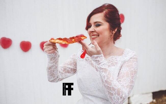 Jovem americana fez ensaio de casamento com pizza no lugar do noivo