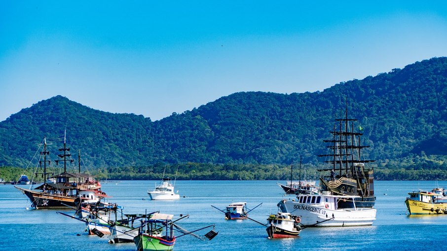 Barcos de pesca e escuna de passeio em Bertioga Barcos de pesca e escuna de passeio em Bertioga
