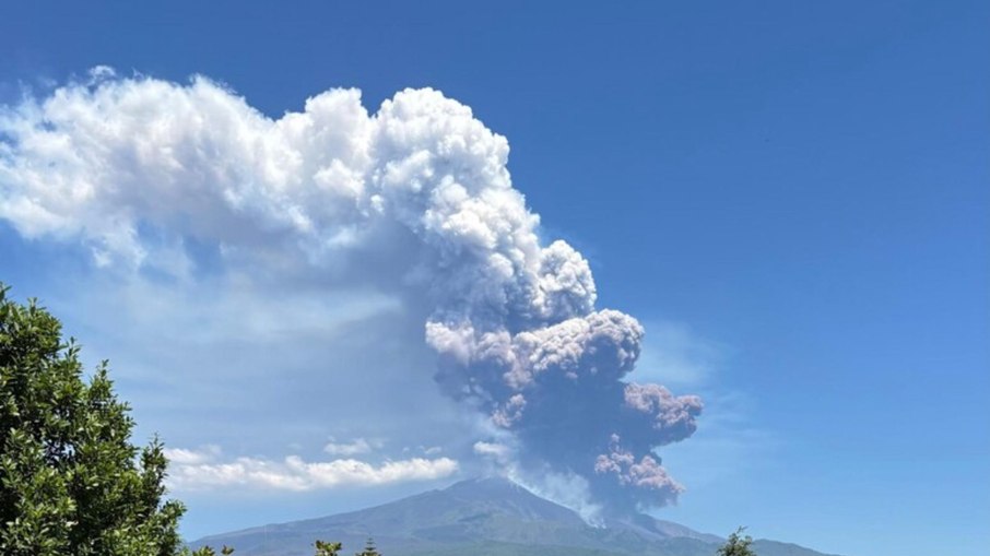 Vulcão italiano em erupção Vulcão italiano em erupção