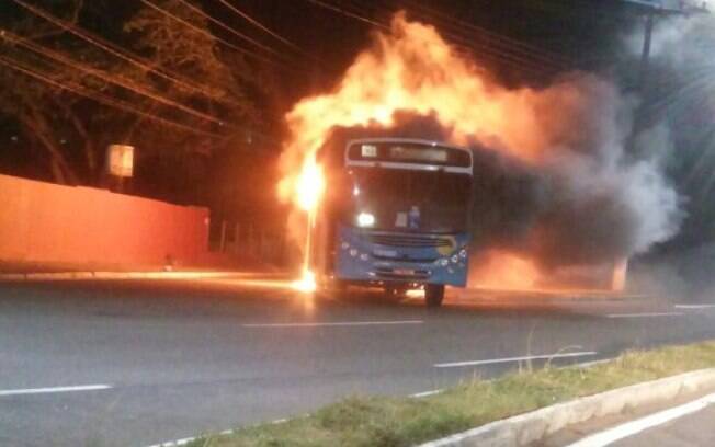 Publicações no Twitter mostram, inclusive, ônibus sendo incendiados pelas ruas do Espírito Santo