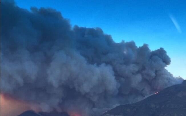 O incêndio Thomas começou na segunda no condado de Ventura e, sozinho, consumiu mais de 53 mil hectares na Califórnia