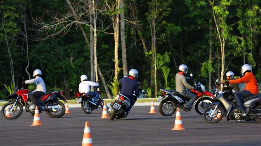 Treinamentos incluem várias atividades para os motociclistas terem mais preparo e segurança nas ruas