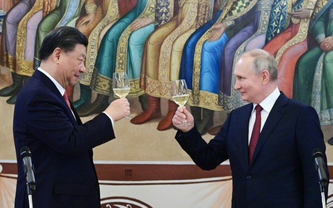 O presidente chinês, Xi Jinping (E), brinda com seu contraparte russo, Vladimir Putin, em Moscou, 21 de março de 2023