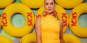 Deborah Secco surpreende ao surgir de barriga de fora em festa