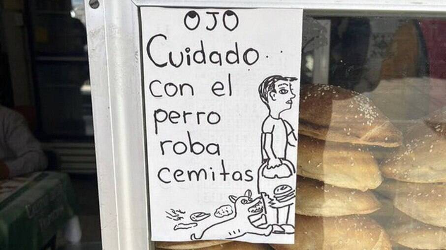 Cartaz avisa clientes para que tenham cuidado com cachorro ladrão de cemitas (sanduíche mexicano)