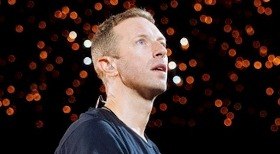 Chris Martin recorre a fisioterapeutas antes de subir aos palcos
