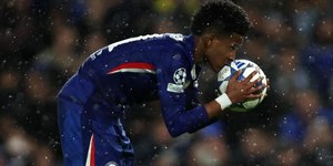 Estêvão faz gol histórico e empolga torcida: "Melhor que Yamal"