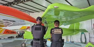 Grupo suspeito de transportar cocaína em aviões é alvo da PF