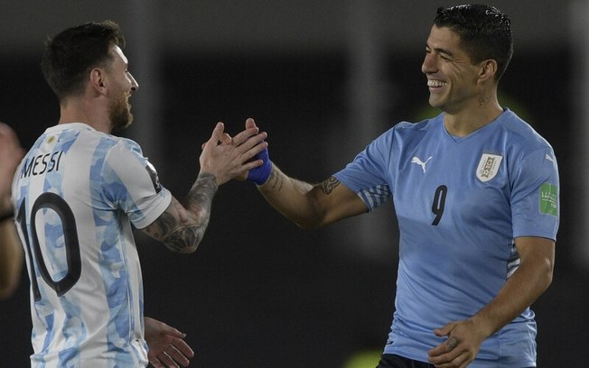 Amigos e possíveis companheiros no ano que vem, Messi e Suárez podem se enfrentar mais uma vez