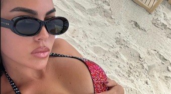 Esposa de Cristiano Ronaldo sensualiza de biquíni em praia