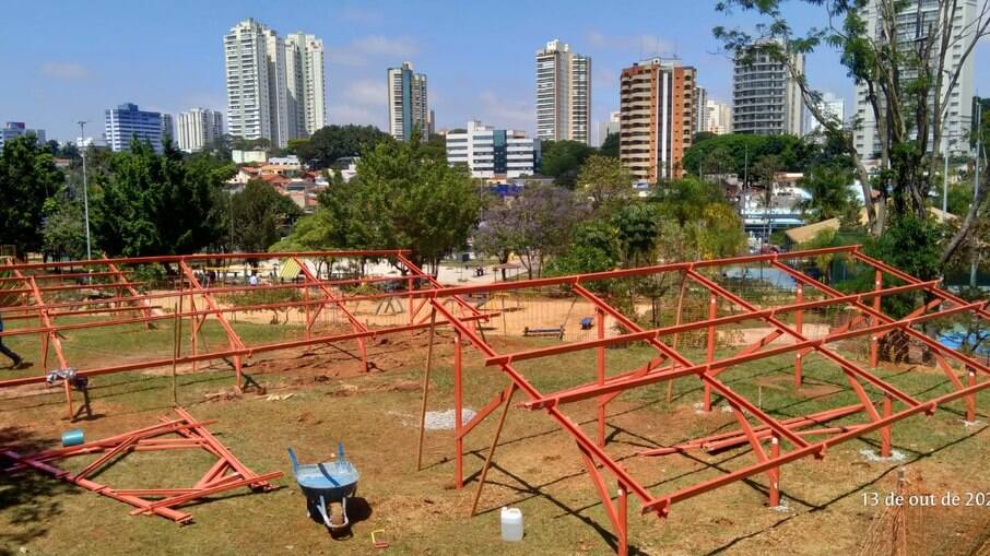 Serão instaladas 87 placas de energia fotovoltaica, que transforma luz solar em energia elétrica.