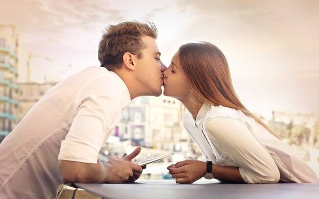 Na hora de beijar, é importante estar focado em causar uma boa impressão e uma experiência prazerosa para o outro