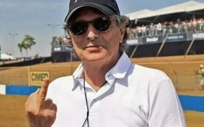 After Neguinho da Beija-Flor's statement, Nelson Piquet publishes a photo with an obscene gesture