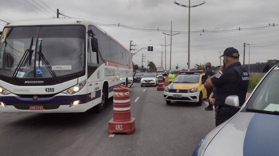 Apenas duas, das 16 vans identificadas, cumpriram esse pré-requisito e foram autorizadas a entrar em Santos. Apenas duas, das 16 vans identificadas, cumpriram esse pré-requisito e foram autorizadas a entrar em Santos.