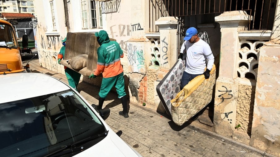 Dois caminhões cata-treco foram usados na ação.