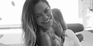 Lembra dela? Ex-atriz da Globo  surpreende ao posar de biquíni