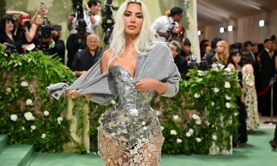 Kim Kardashian usou sapato de salto, mas sem o salto, no Met Gala