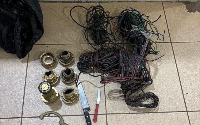 Casal é detido pela GM com objetos retirados de imóvel incendiado Casal é detido pela GM com objetos retirados de imóvel incendiado