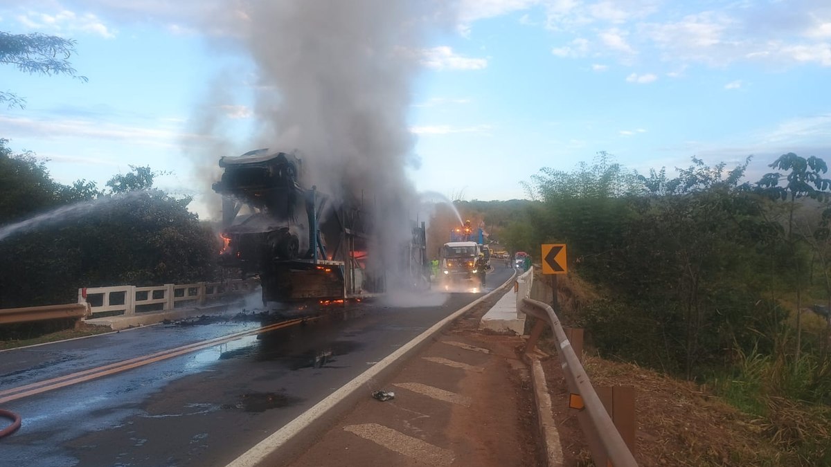 Goiás: cegonha com carros elétricos pega fogo em ponte da BR-364 - QTU Questões do Universo