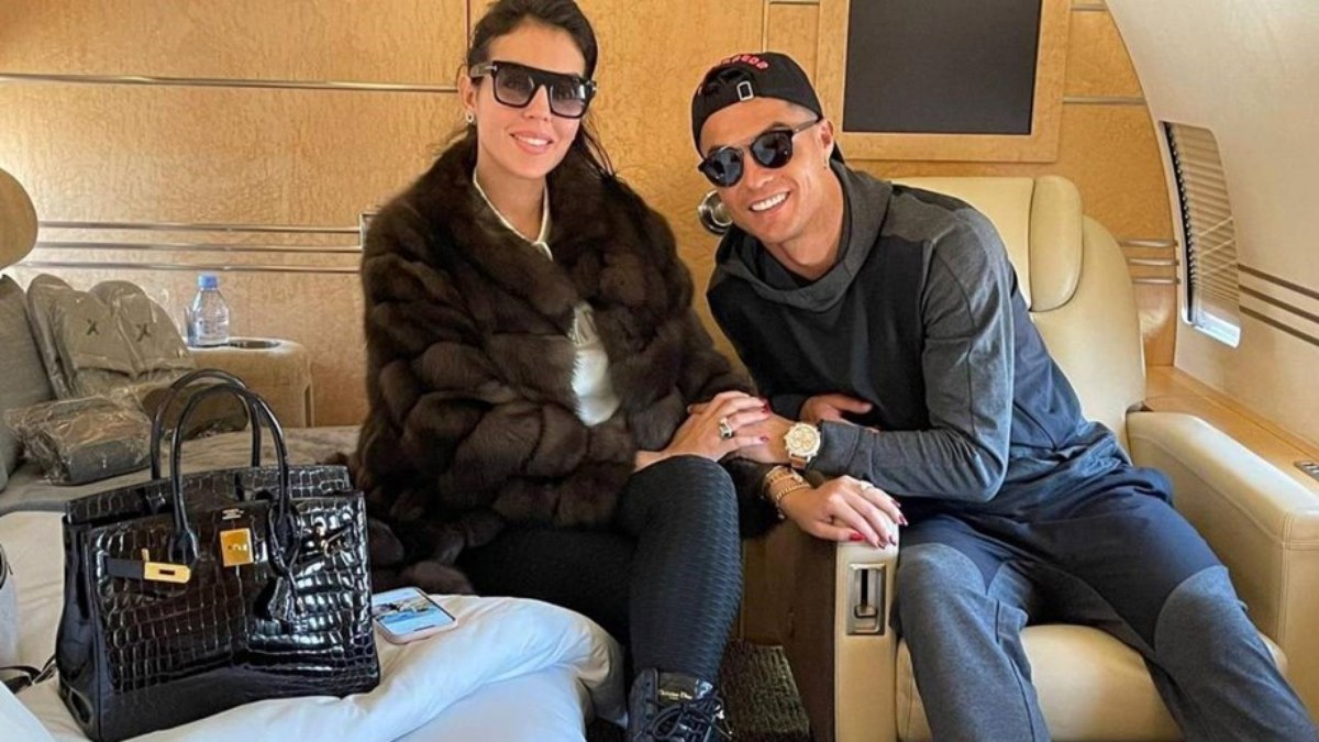 Cristiano Ronaldo e esposa desfrutaram momentos importantes no jatinho particular