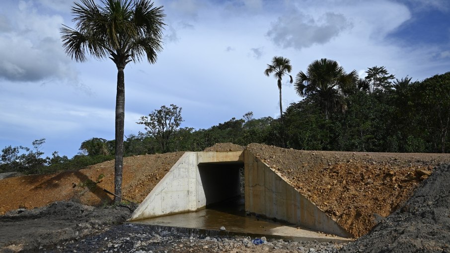 Bueiro de concreto substitui ponte de madeira em estrada municipal de Goiás Bueiro de concreto substitui ponte de madeira em estrada municipal de Goiás