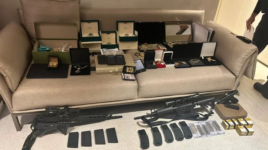 Armas, munição e joias encontrados em um dos endereços alvos de busca e apreensão durante a operação da Polícia Civil 