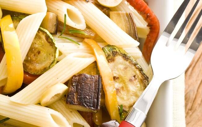 Foto da receita Salada de penne com legumes grelhados pronta.