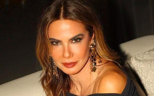 Luciana Gimenez responde elogio de fã com topless; veja foto