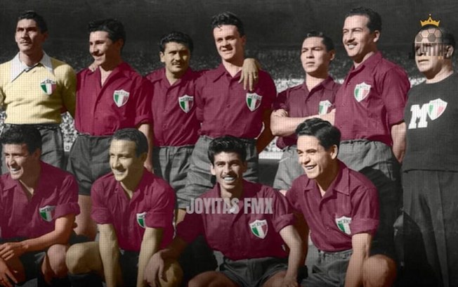 Mexicanos atuaram com camisa listrada em azul e branco Mexicanos atuaram com camisa listrada em azul e branco