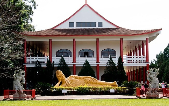 Templo Budista Chen Tien atrai turistas em Foz do Iguaçu Templo Budista Chen Tien atrai turistas em Foz do Iguaçu