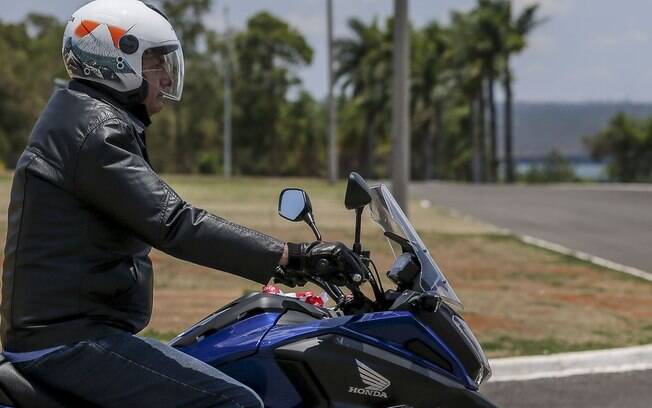 Bolsonaro foi buscar sua nova moto em uma concessionária de Brasília neste sábado (2)